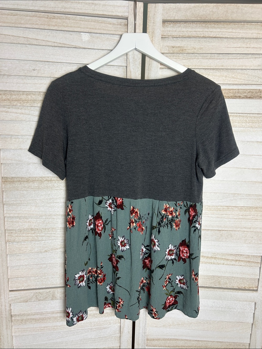 Latched Mama Short Sleeved Nursing Top. Size Medium - Picture 7 of 8